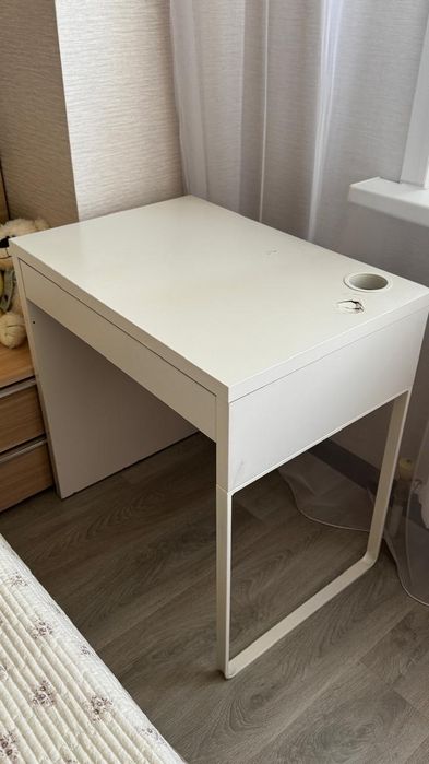 Продам рабочий стол(Ikea) с диффектом, есть торг