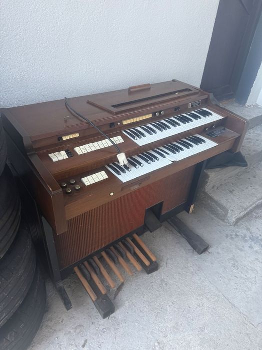 Pian din lemn de vânzare