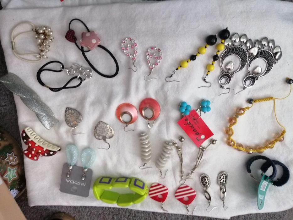 Бижута, обеци, гривни