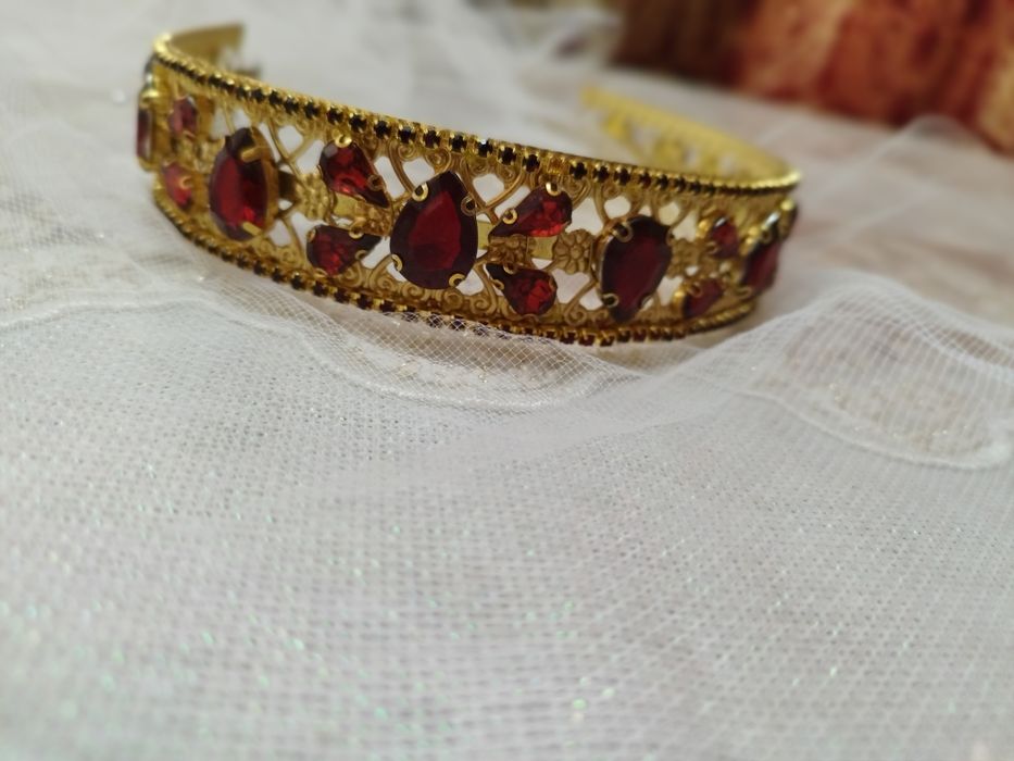 Abadok. Qizil toshlar bilan bezatilgan