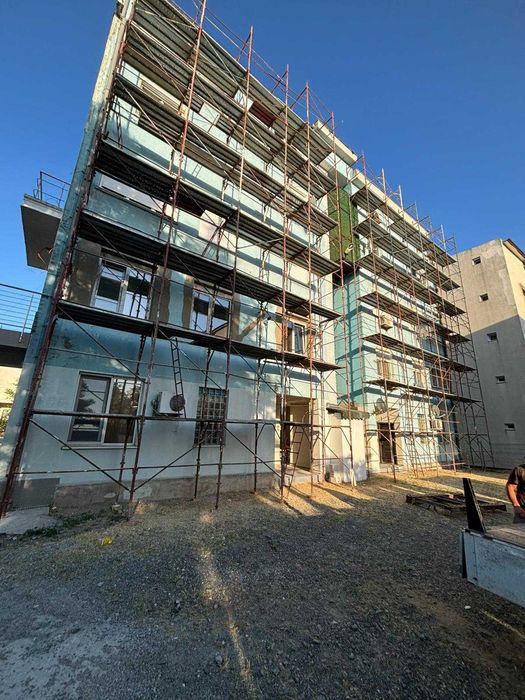 Echipă de profesioniști în construcții, anvelopări și amenajări interioare