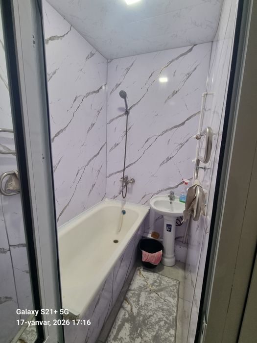 Kvartiraga oila qoyiladi. 5 etajli dom 3 qavatida joylashgan