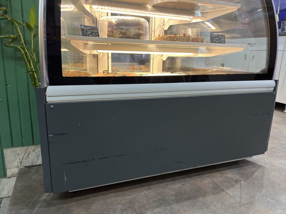 Ъглова сладкарска витрина