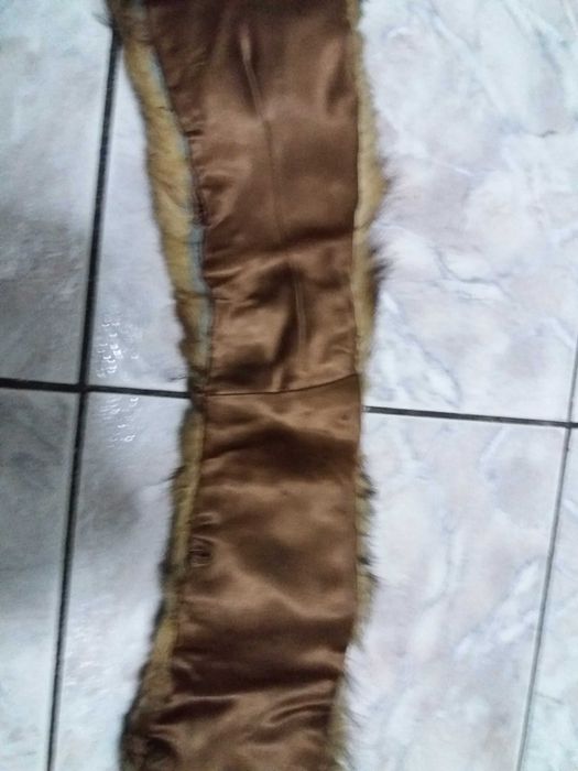 Căciulă și guler de blană (probabil vulpe)