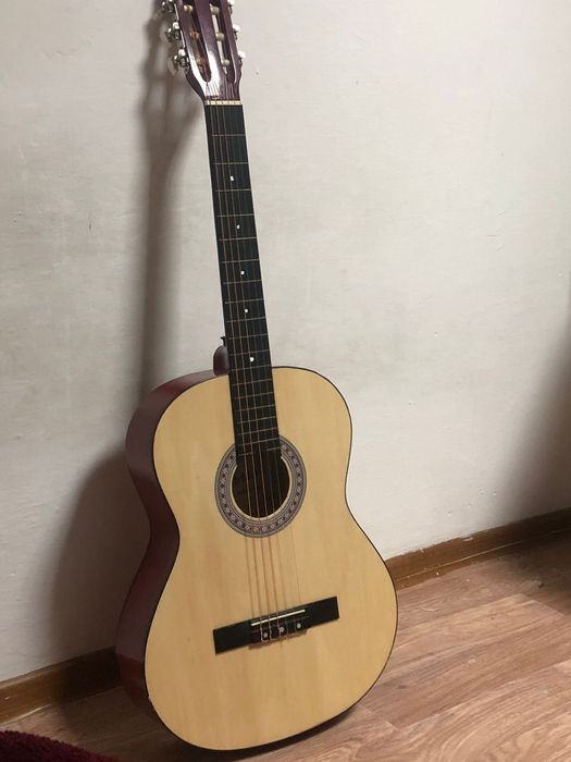 Продаю гитару  б/у