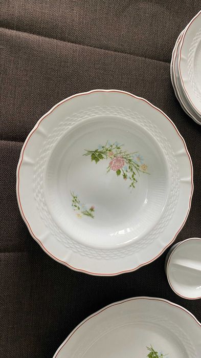 Vând serviciu de masă 6 persoane