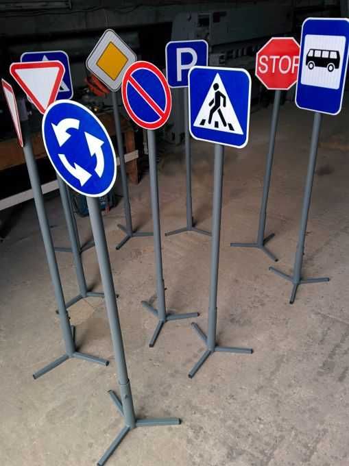 Дорожные знаки из алкафона / Znak yo'l belgilari