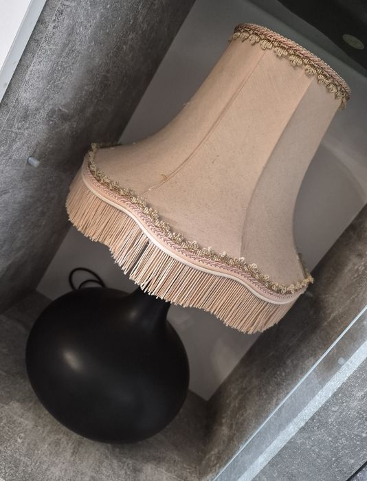 Veioză mare din ceramică cu abajur din pânză, pentru colectionari.