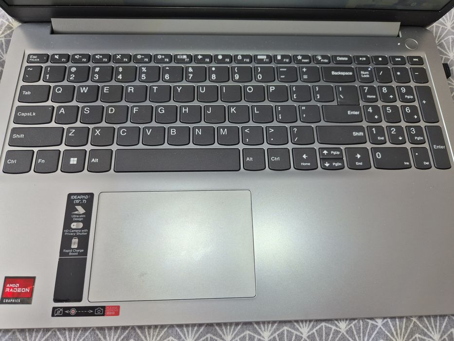 Laptop Ideal Pad 1 stocare 238GB placa grafica 2GB ram instalat 8 GB (viteza 5500MT/s) procesor AMD RYZEN 3 7320U with RADEON GRAPHICS 2,40 GHz