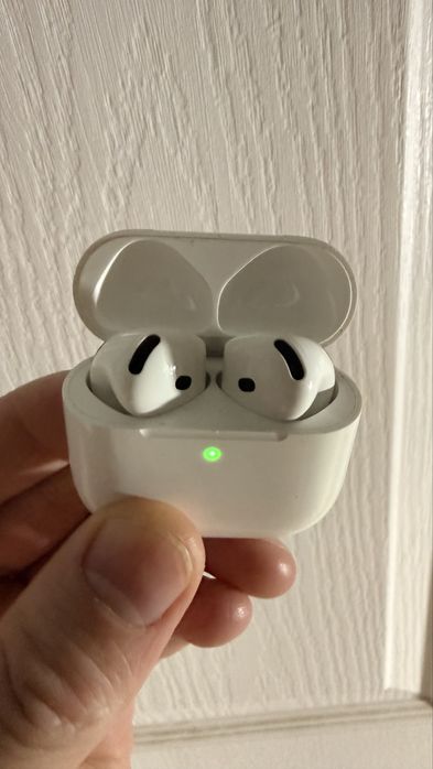 Airpods 4 наушникам ровно год