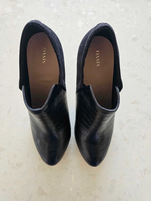 Затворени обувки с висок ток