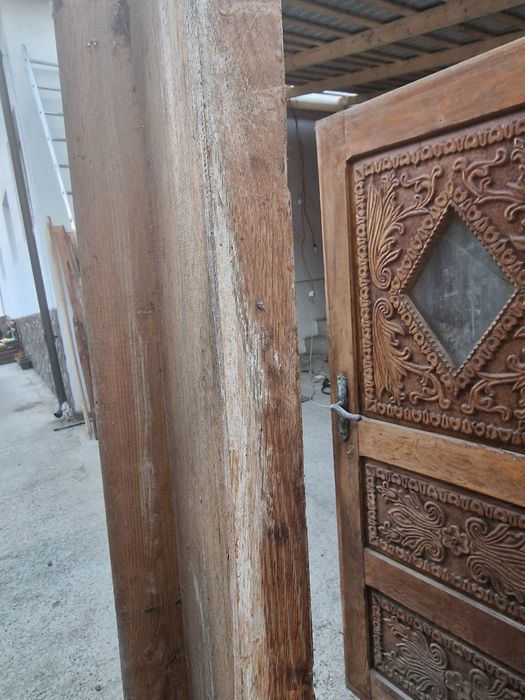 Vând uși vechi sculptate manual
