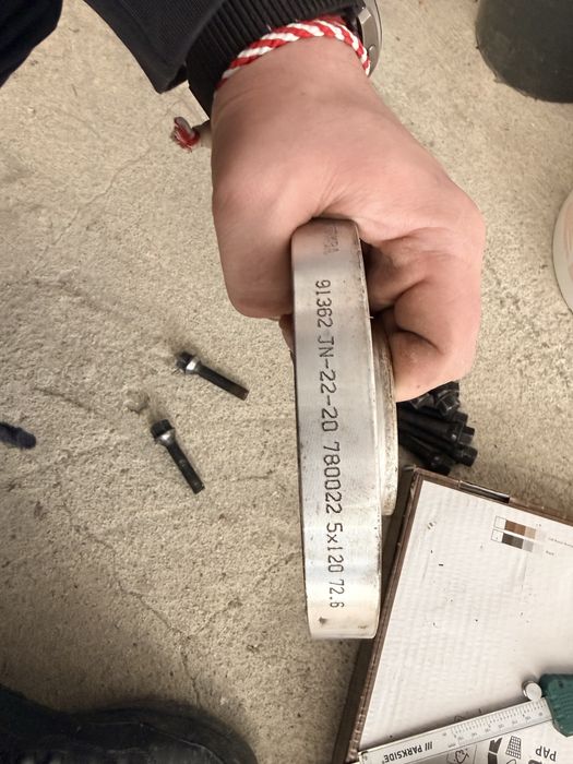 2бр Железни фланци с болтове + 2 бр алуминиеви фланци с болтове