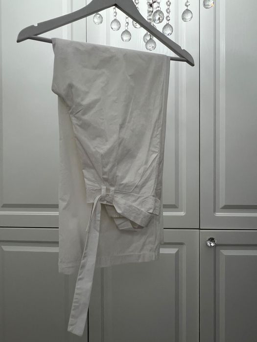 Vand costum alb pentru fete
