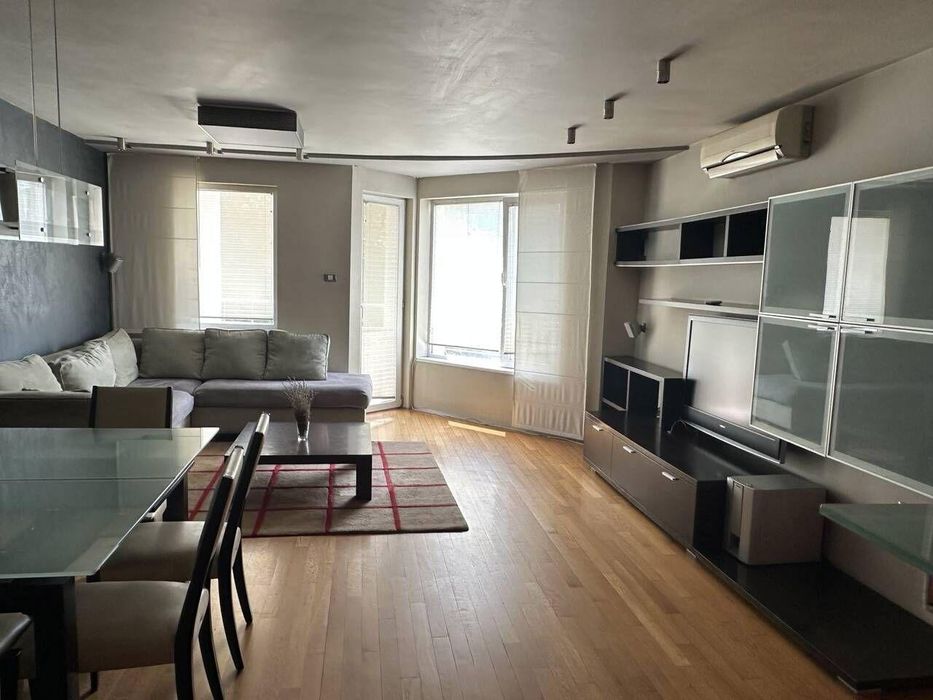 Тристаен, под наем, Център