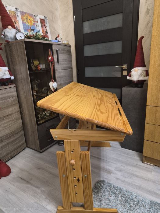 Дървено регулируемо бюро с повдигащ механизъм.