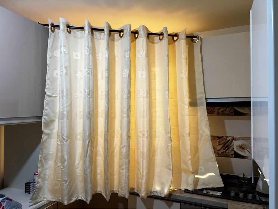 Perdea pt o fereastra cu doua ochiuri