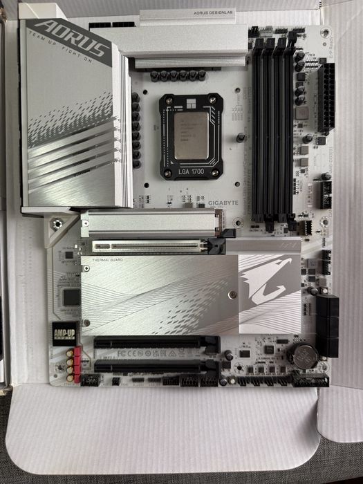 Vand kit intel i7 14700kf sau schimb cu ipad