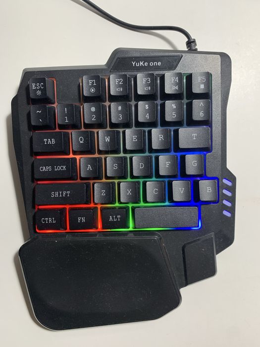 Продам игровую клавиатуру с подсветкой