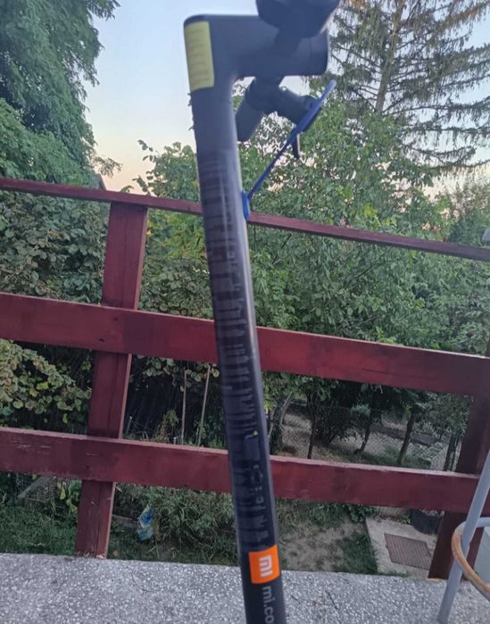 Vând trotineta Xiaomi Mi3