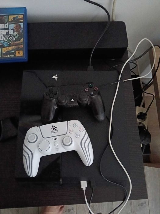Vând PS4 perfect funcțional