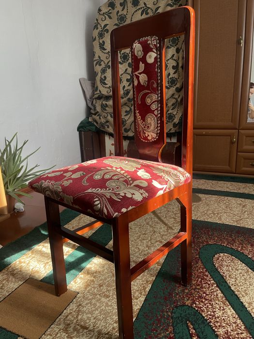 Стол со стульями