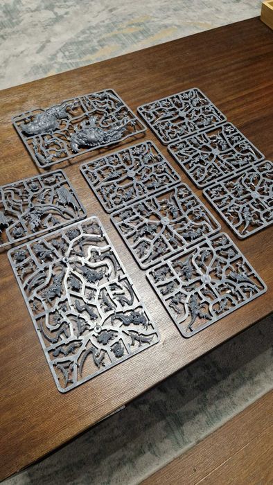 Warhammer 40K Tyranids - 10th edition Starter Set Box - on sprue