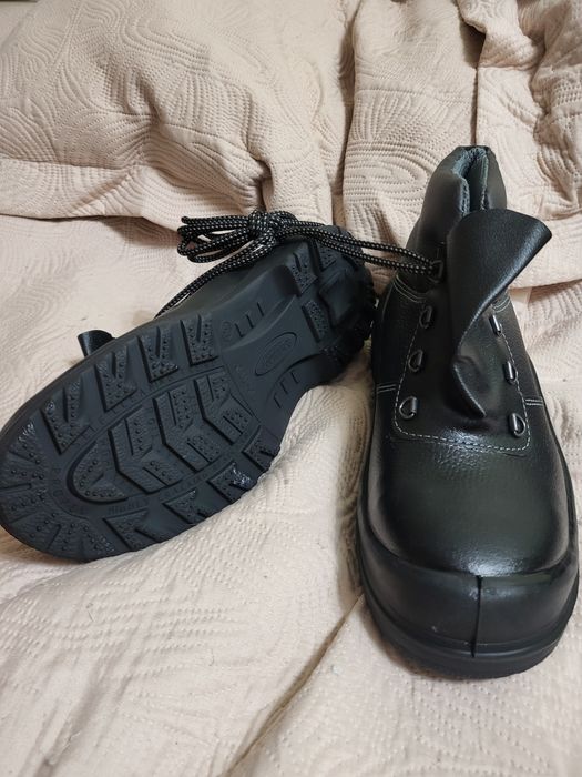 Продаются рабочие ботинки (спец.обувь)