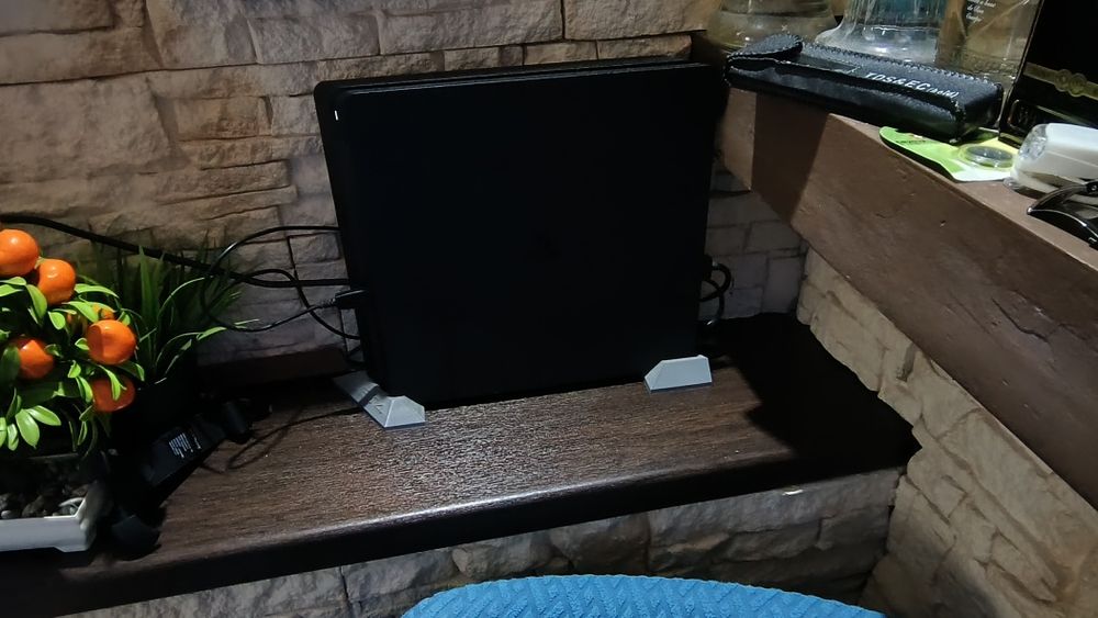 PS4 slim+3xcontroller+volan