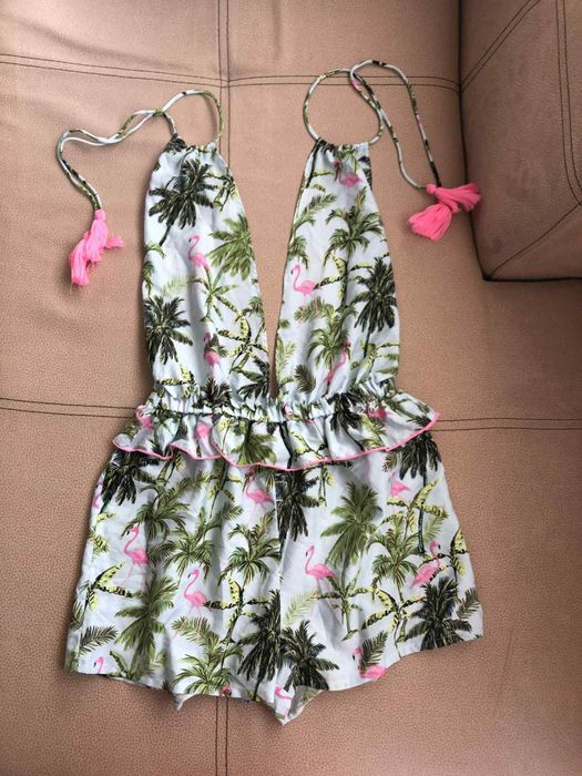 Плажен гащеризон с V-образно деколте и гол гръб