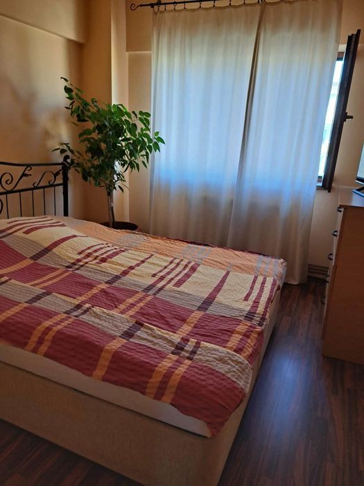 Vand apartament patru camere