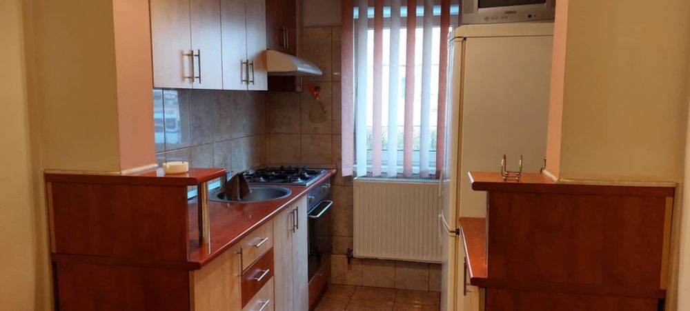 Inchiriez apartament 3 camere in  Fagaras  b-dul Unirii parter
