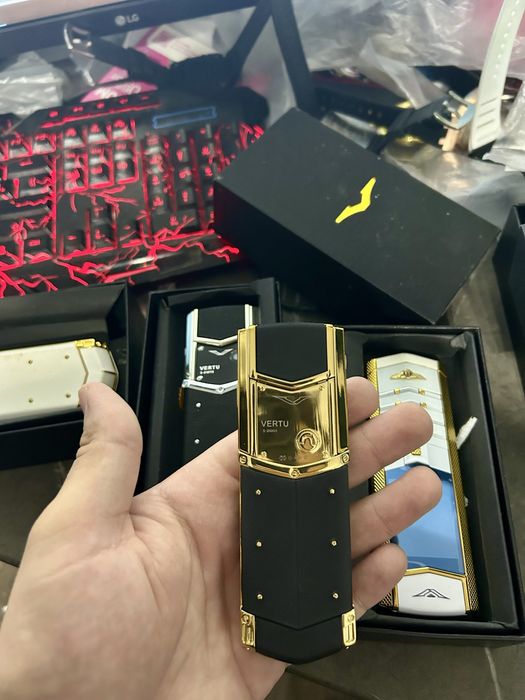 Telefon vertu gold negru