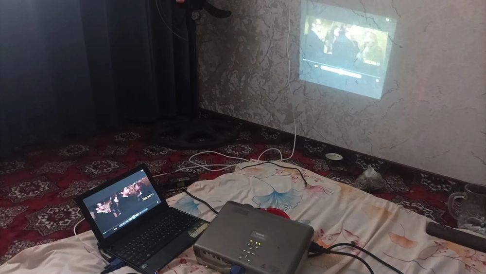 Proektr satiladi  noutbuka ulanatogin hama narsasi bo pili  3 mln som
