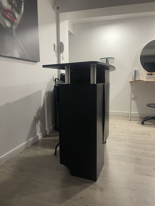 Recepție salon profesională / birou recepție – spațioasă, cu depozitare