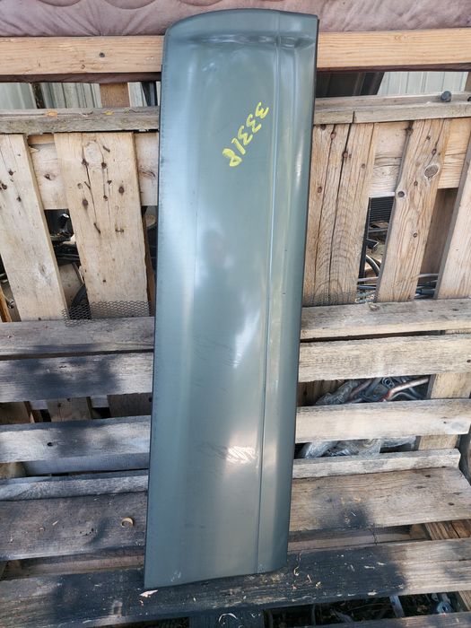 Накладка  двери Subaru Outback 2000 год .