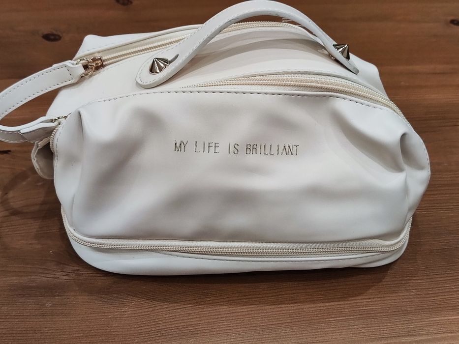 Бяла малка чанта и чанта за козметика