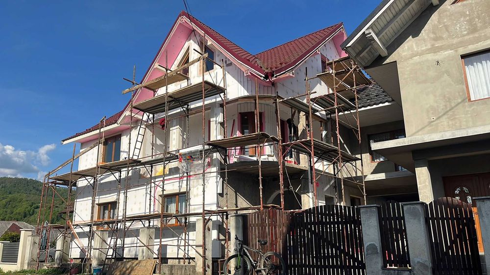 Executie fatade, lucrari interioare, case la rosu