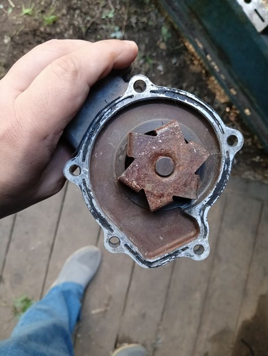 Помпа Ниссан примера 1.6
