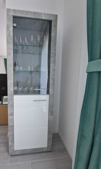 Vând Mobilier living, comodă de televizor/Vitrină