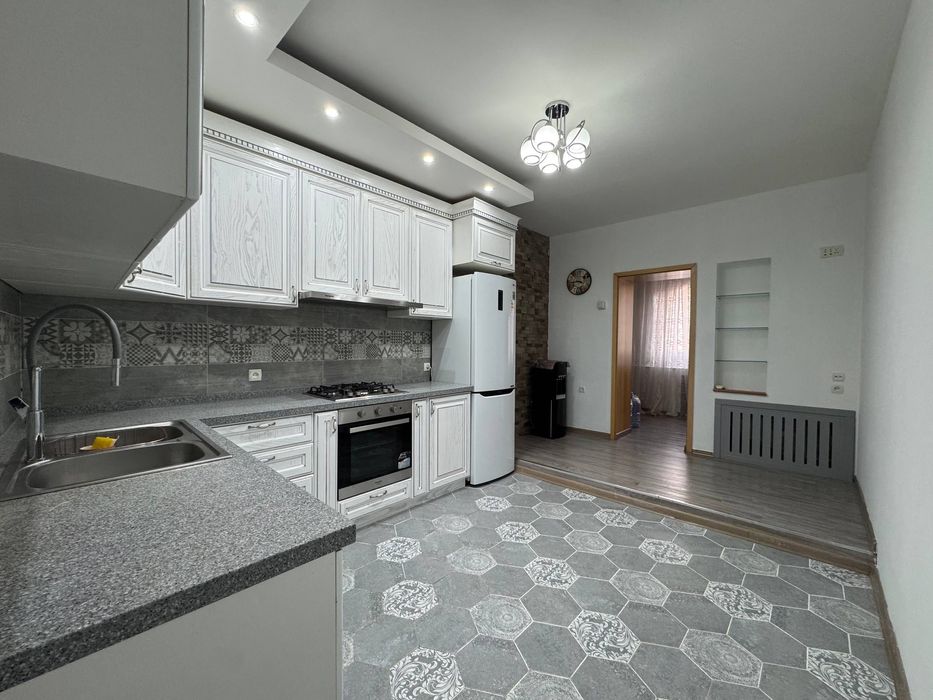 Ойбек 4х-комн квартира 182квм банковский