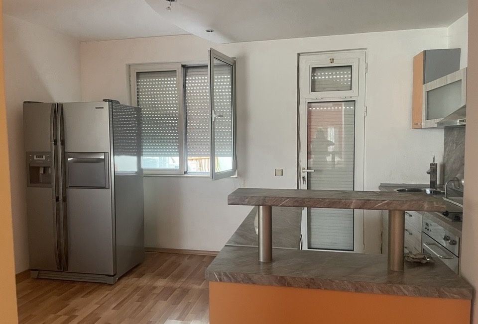 Дава се под наем Тристаен апартамент в Кюстендил, Център - 135 кв.м за 298.86 € - Снимка #1