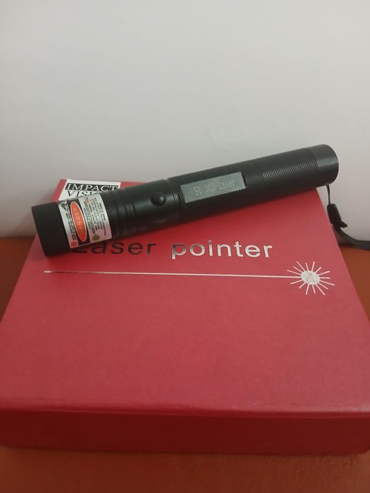 Vând laser pointer 300 mW,cu 2 bateri incluse