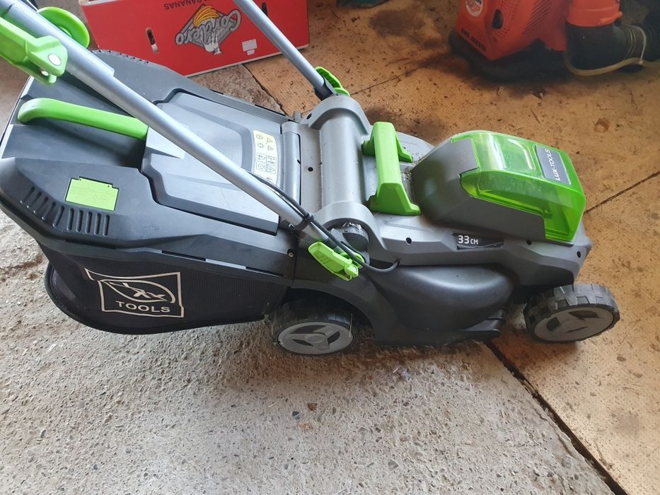 Vând mașină de tuns iarba pe acumulatori LuxTools