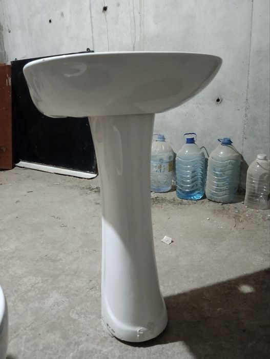 Продаю комплект: умывальник и унитаз