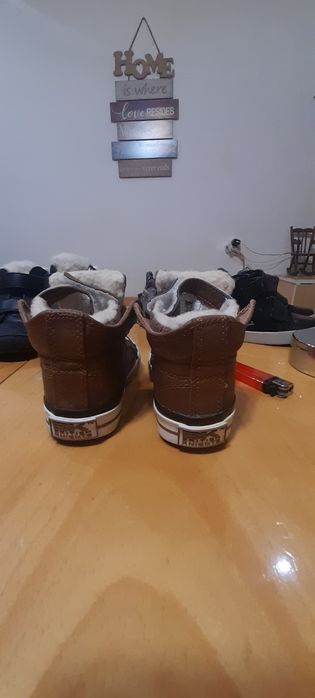 Продавам детски топли кожени обувки употребявани почти нови