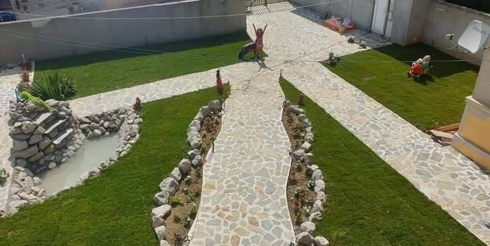 Vand si montez Piatră Naturală de Grecia  pret 60 lei m2 fără montaj.