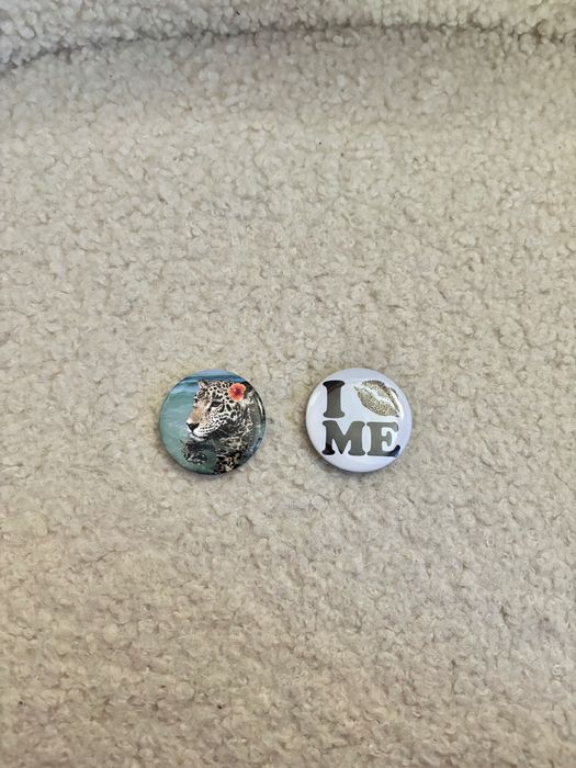 Висулка за телефон и две значки