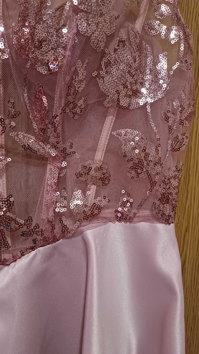 Елегантна рокля в розово