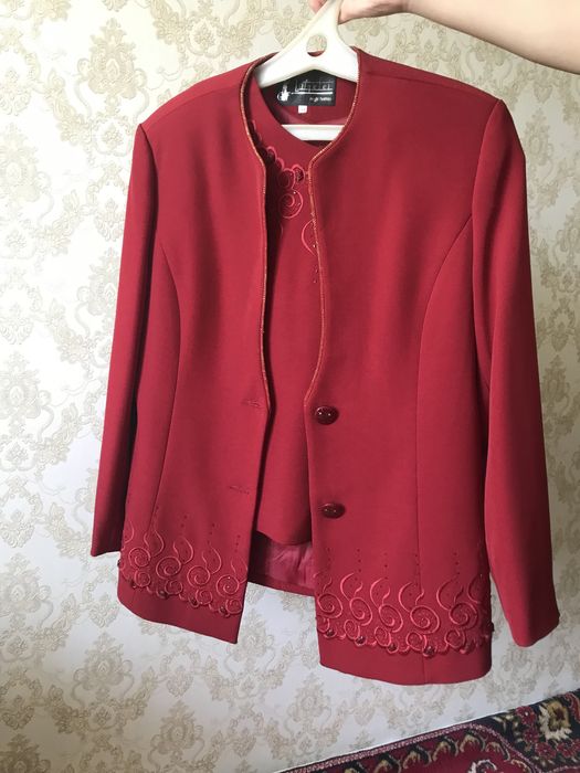 Женские костюмы праздничные